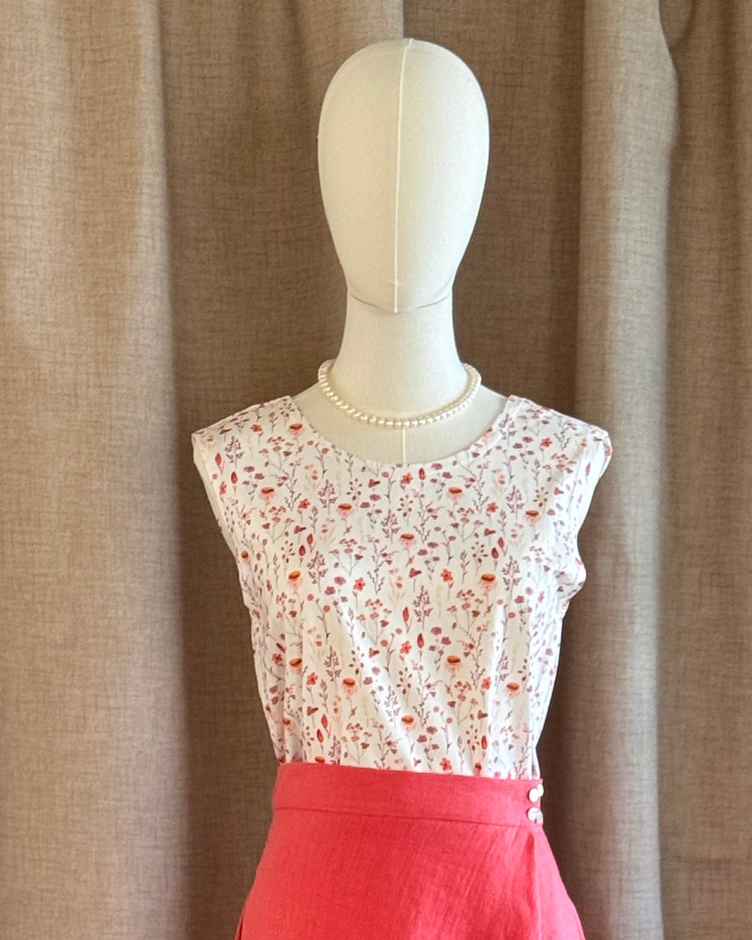 top réversible motif fleurs des champs de face avec decolleté  dos gros plan