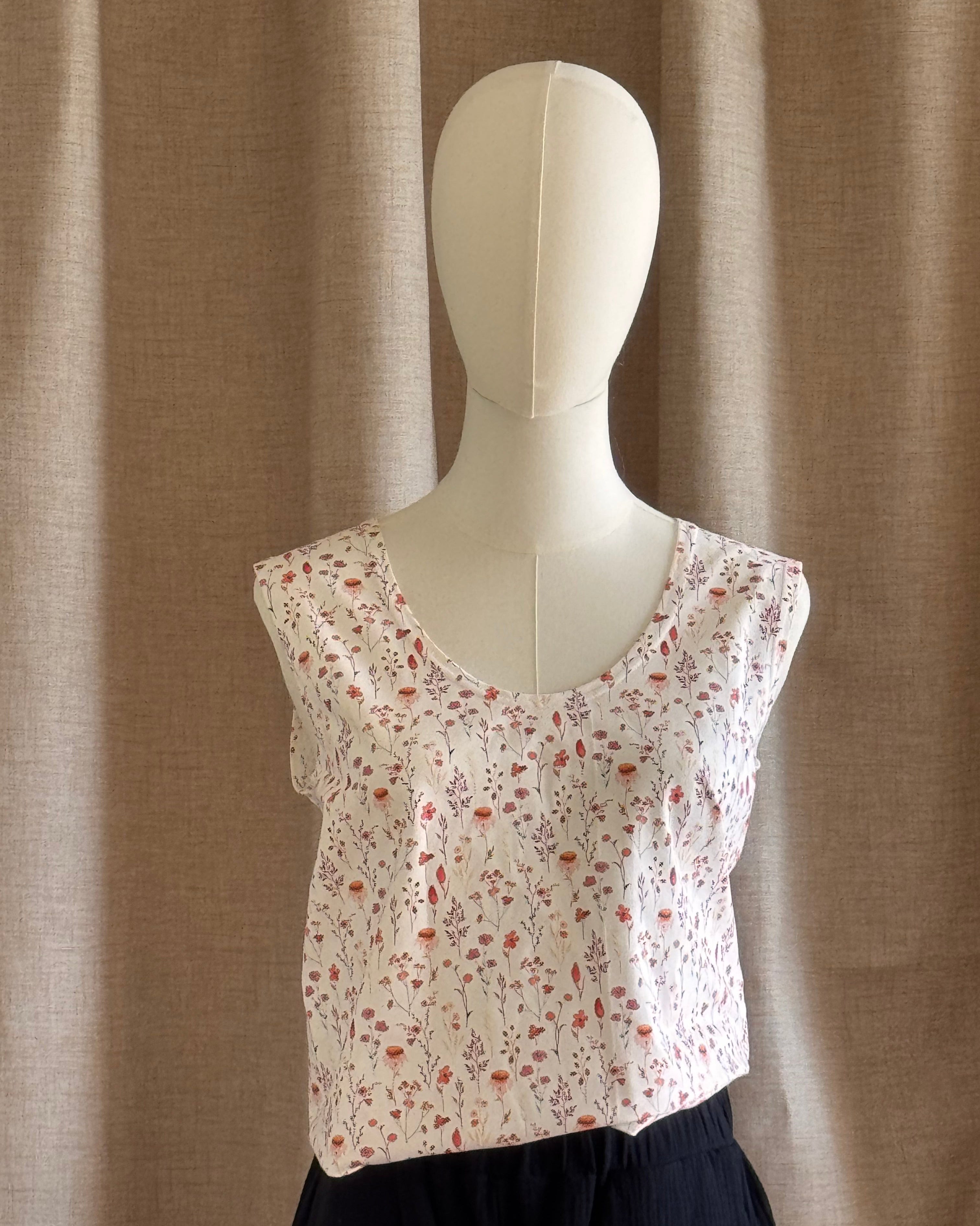 top réversible motif fleurs des champs de face avec decolleté face gros plan