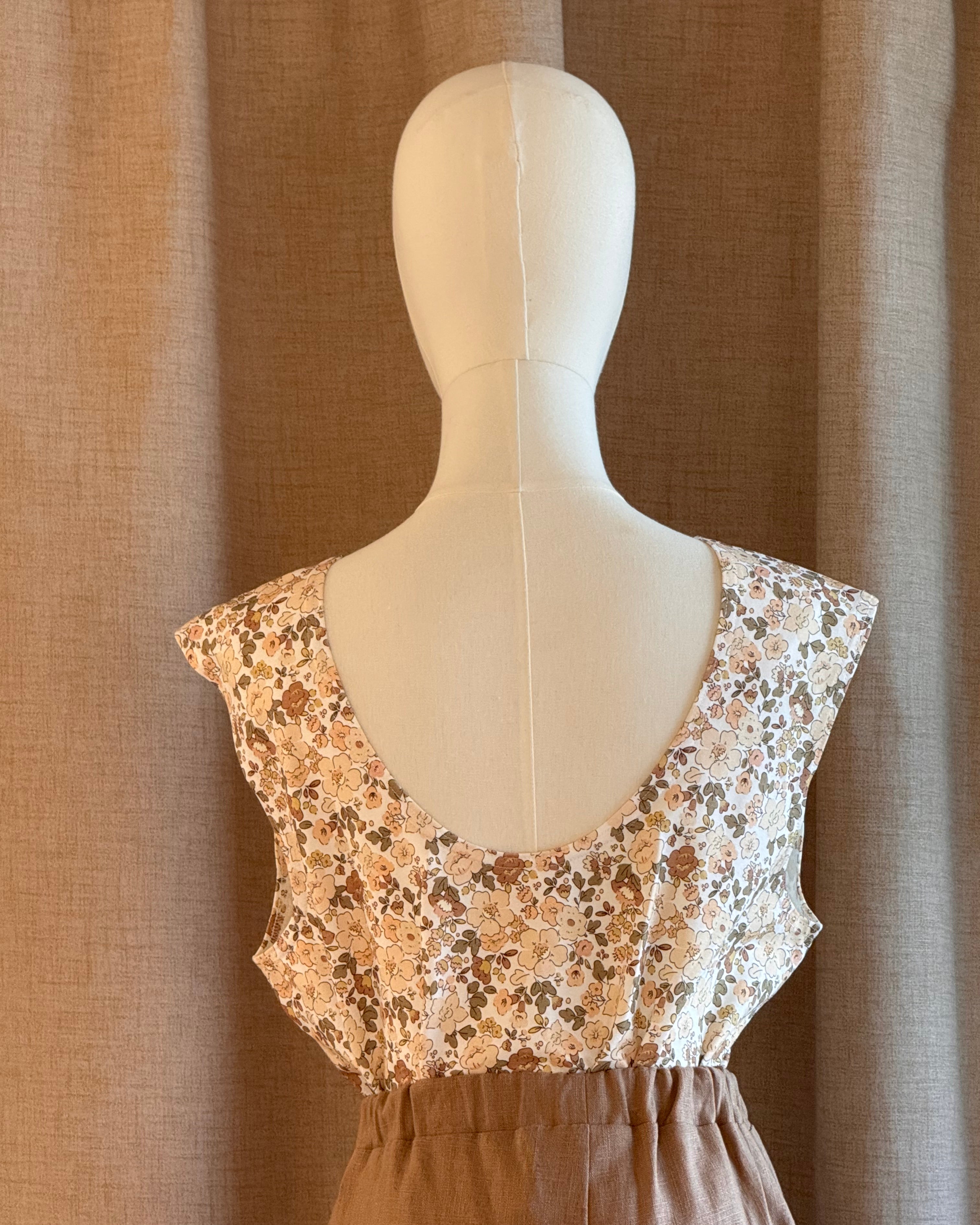 top réversible motif fleurs d'automne de dos avec décollete dos gros plan