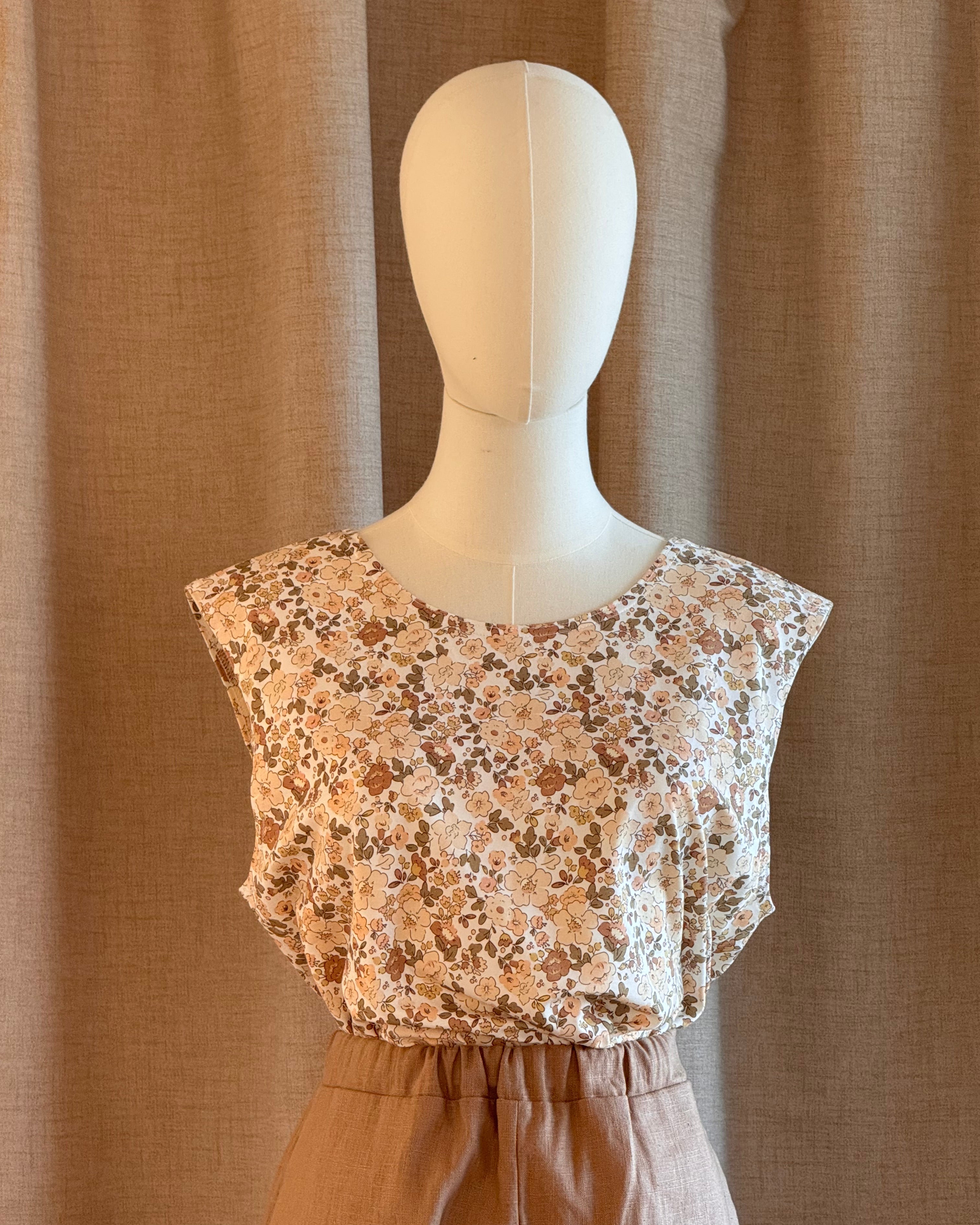 top réversible motif fleurs d'automne de face avec decolleté dos gros plan
