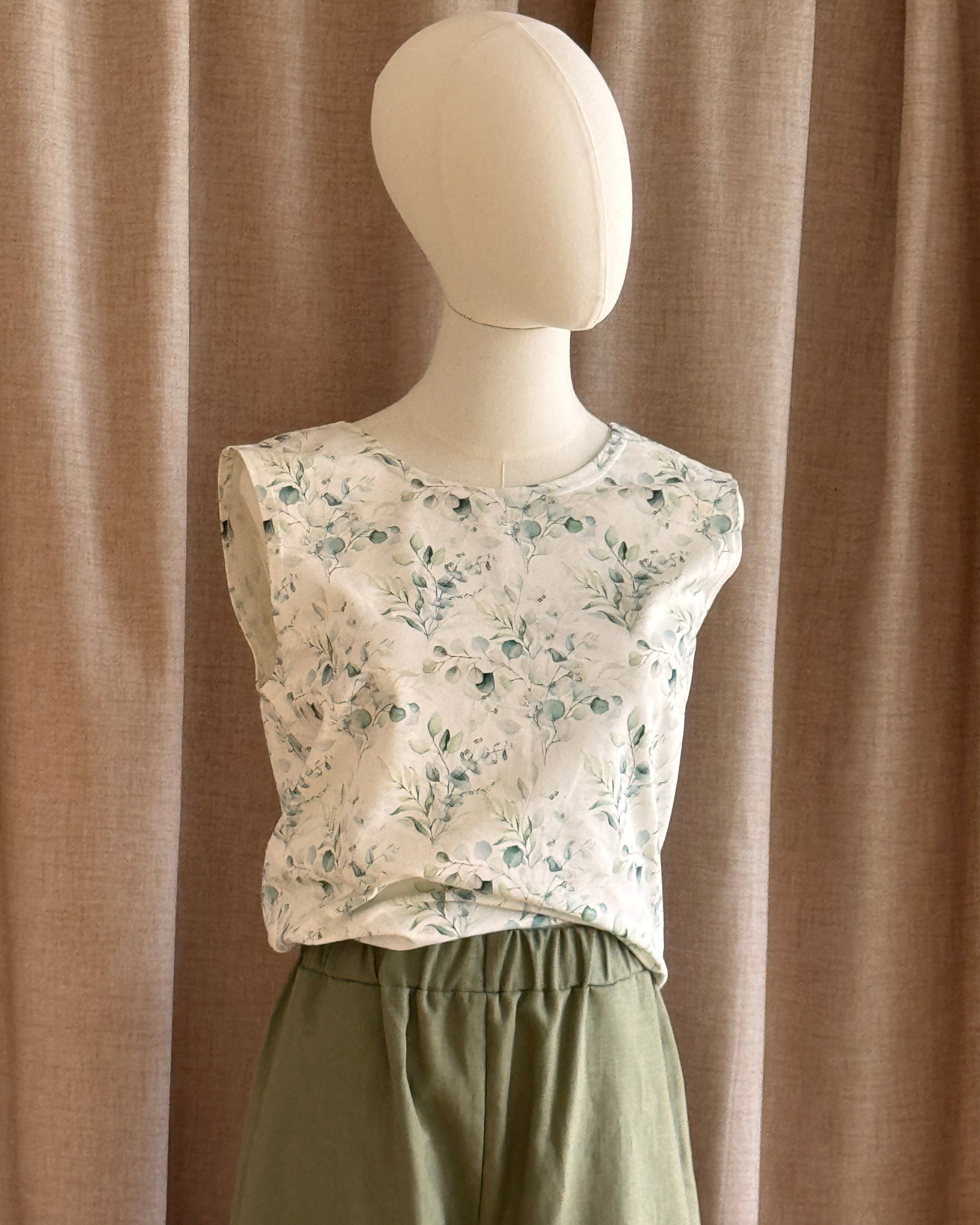 top réversible motif vegetal de face avec decolleté dos gros plan